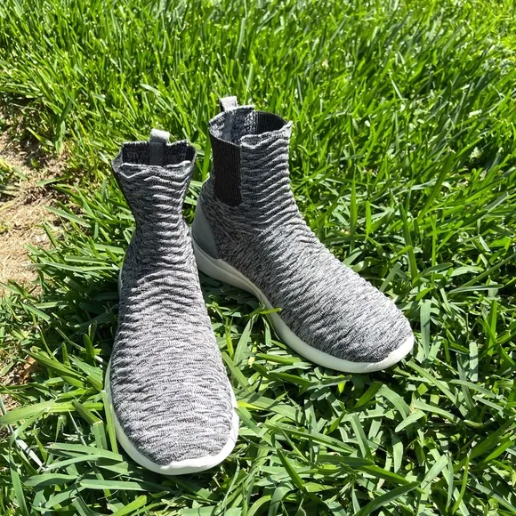 👟APL CHELSEA BOOTIES Size 9 men  black n white