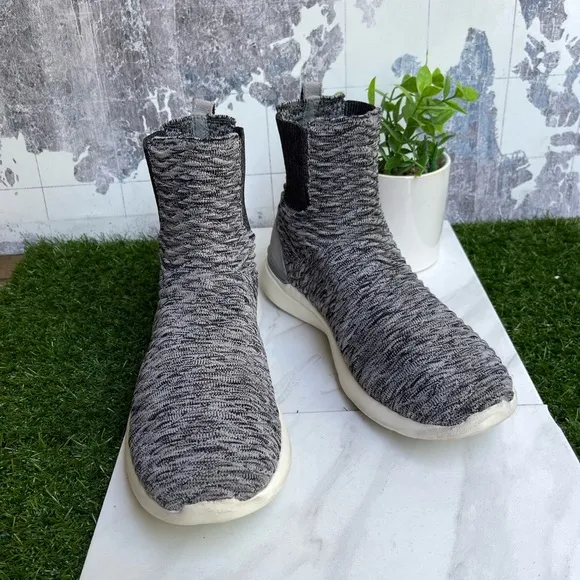 👟APL CHELSEA BOOTIES Size 9 men  black n white
