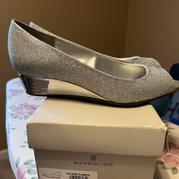 Bandolino Women's Candra Peep Toe Wedge Dress Pumps 8M Silver