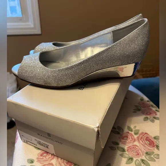 Bandolino Women's Candra Peep Toe Wedge Dress Pumps 8M Silver
