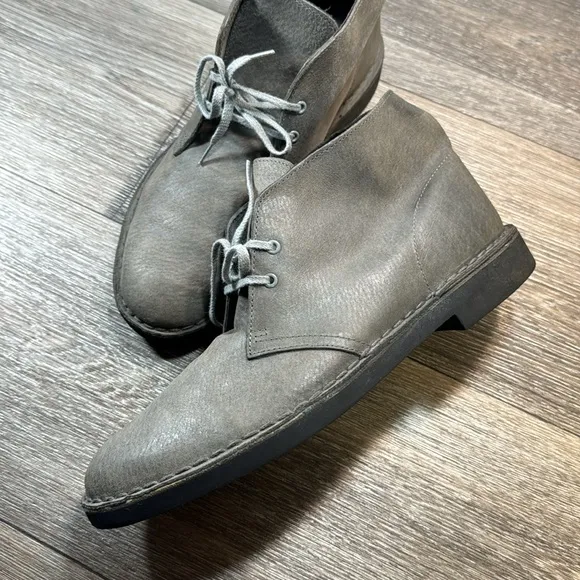 Clarks gray leather chukka boots men’s siz 9 (d133)