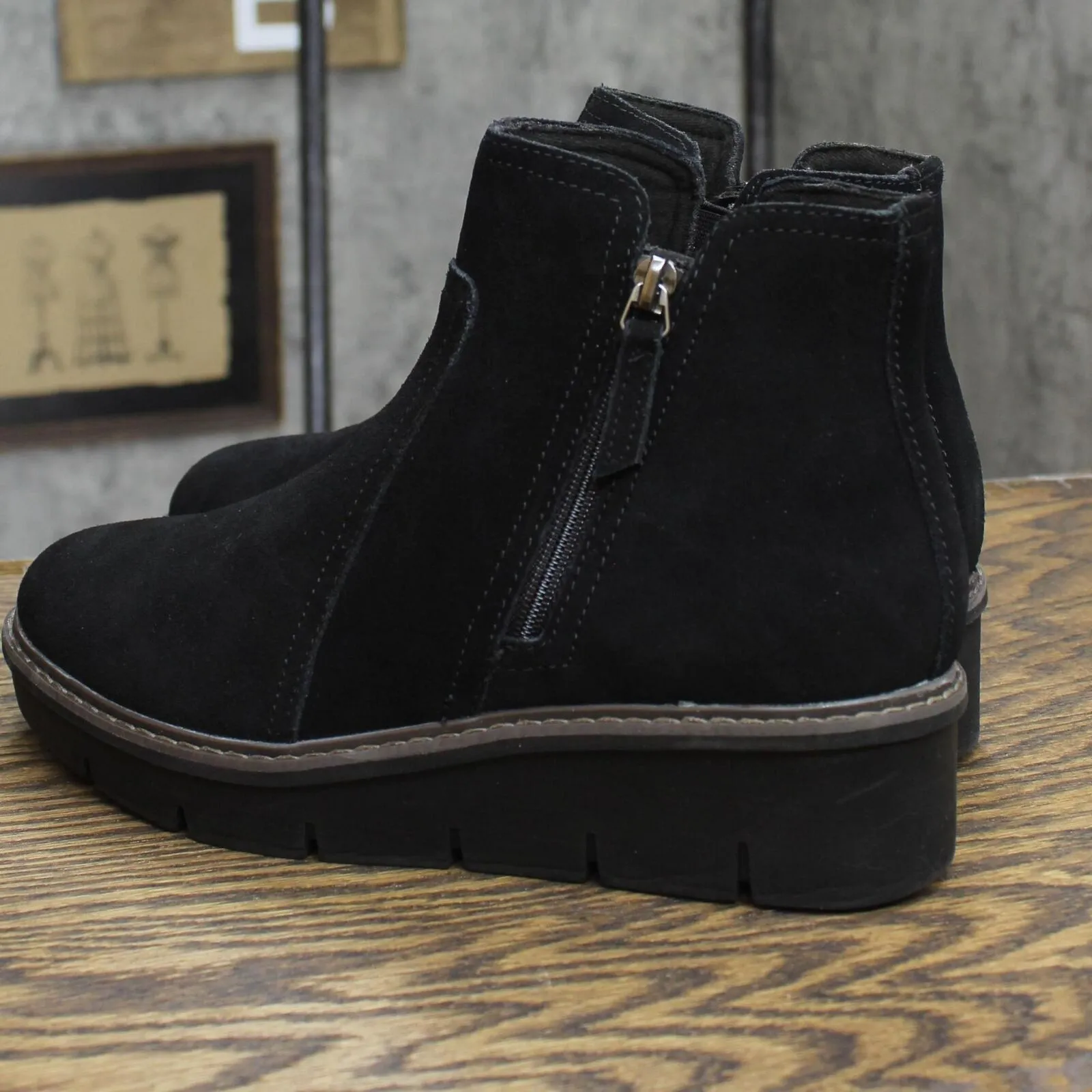 Clarks Women's Airabell Zip Ankle Boot 26163310 Black Suede 7M