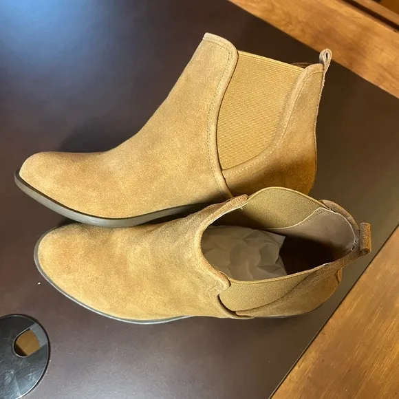 Isaac Mizrahi Chelsea boots size 9.5W