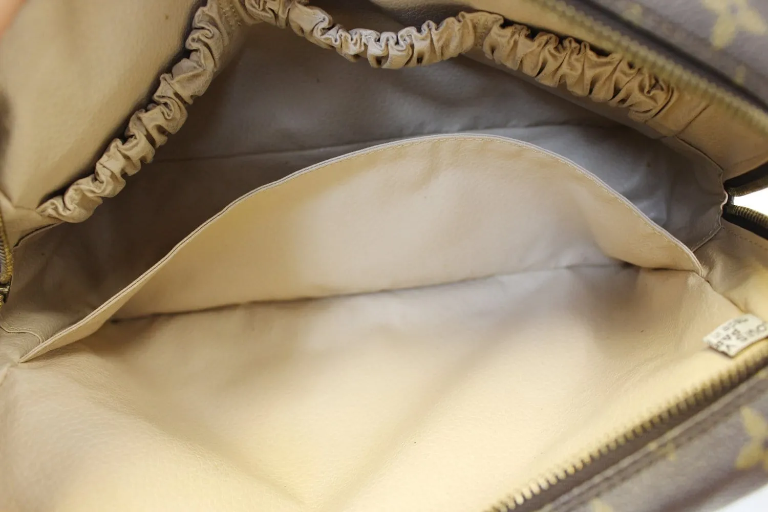LOUIS VUITTON Monogram Canvas Trousse Toilette 28 Clutch