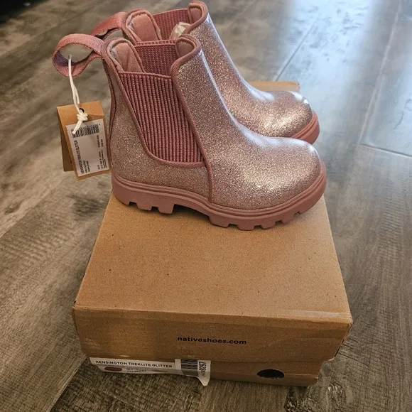 NWT Native Kensington Treklite Toddler Pink glitter boots