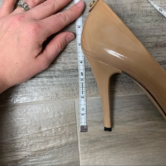 Stuart Weitzman nude peep toe heels size 8.5