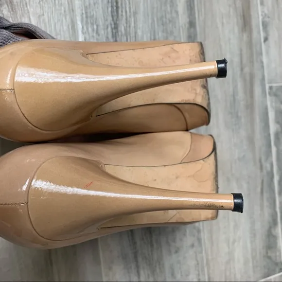 Stuart Weitzman nude peep toe heels size 8.5
