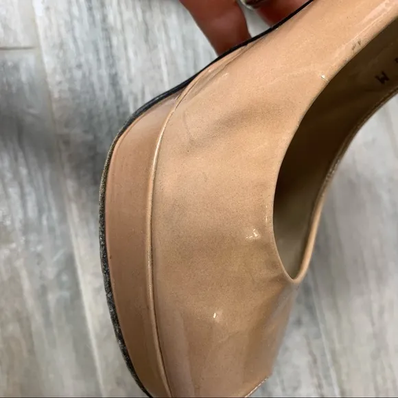Stuart Weitzman nude peep toe heels size 8.5