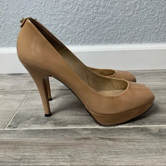 Stuart Weitzman nude peep toe heels size 8.5