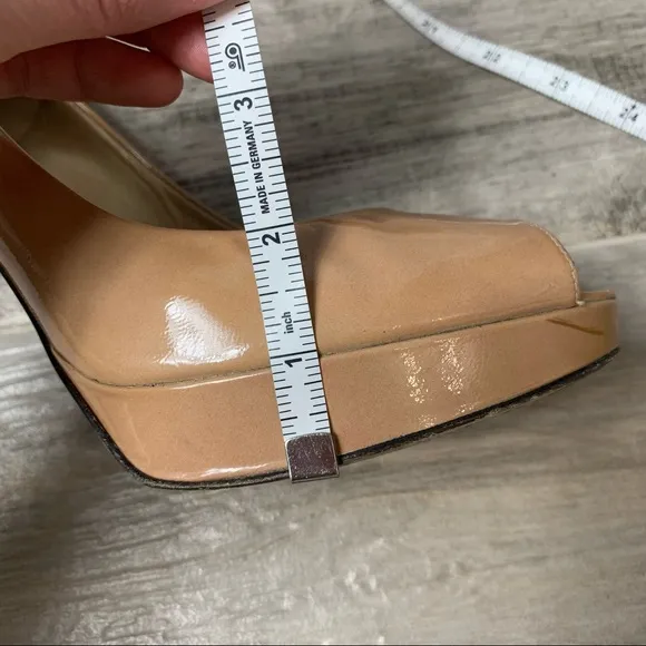 Stuart Weitzman nude peep toe heels size 8.5