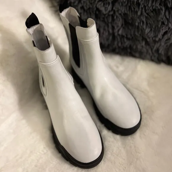 The GREATS® Brooklyn Hewes Chelsea Leather Boot Women Sz 7.5