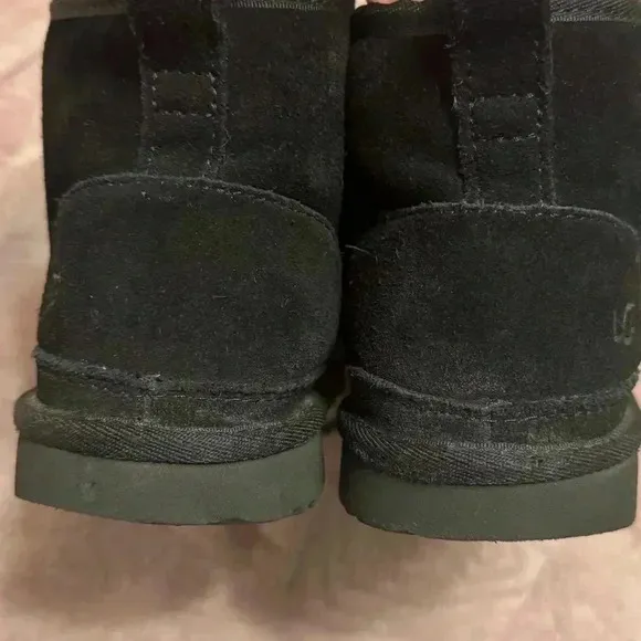 UGG Kid’s Neumel Chopd Classic Lace Up Suede Boot in Black - Big Kids 4
