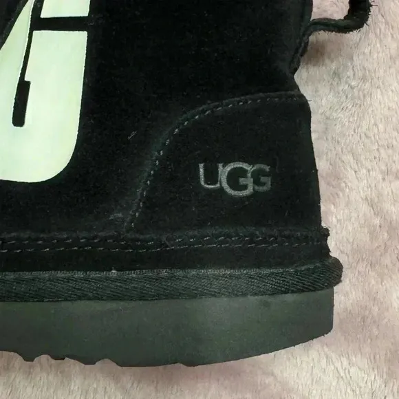 UGG Kid’s Neumel Chopd Classic Lace Up Suede Boot in Black - Big Kids 4