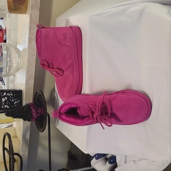UGG Little Girl's Neumel II Chukka Boots Size 4