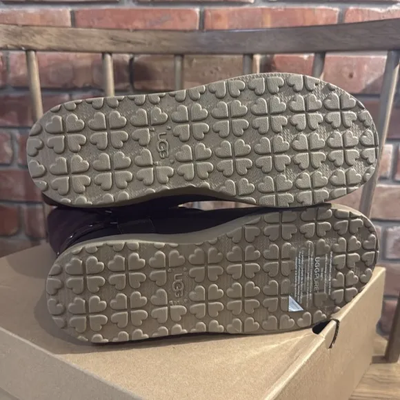 Ugg moto short boot, kids size 5, chocolate brown,