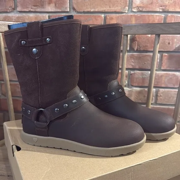 Ugg moto short boot, kids size 5, chocolate brown,