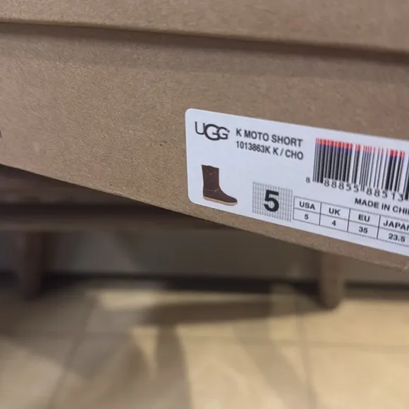 Ugg moto short boot, kids size 5, chocolate brown,