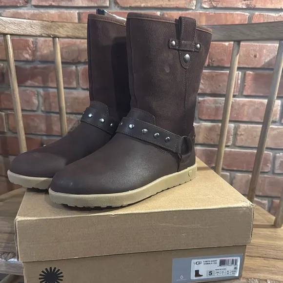 Ugg moto short boot, kids size 5, chocolate brown,