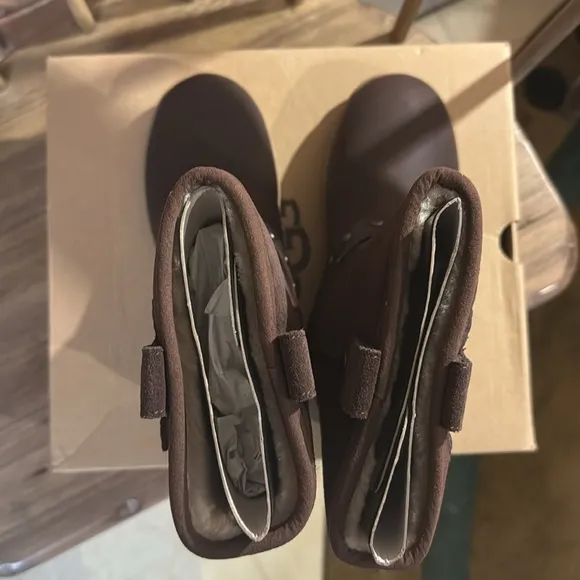 Ugg moto short boot, kids size 5, chocolate brown,