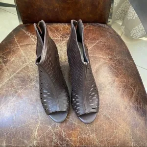 VINCE CAMUTO peep toe cut out ankle booties 9 1/2