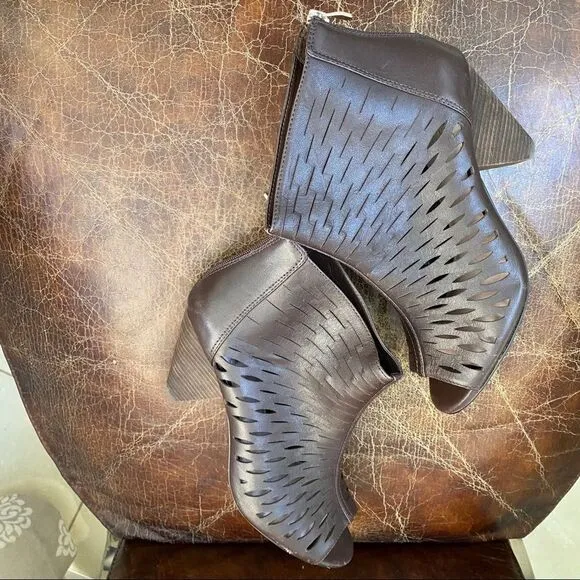 VINCE CAMUTO peep toe cut out ankle booties 9 1/2