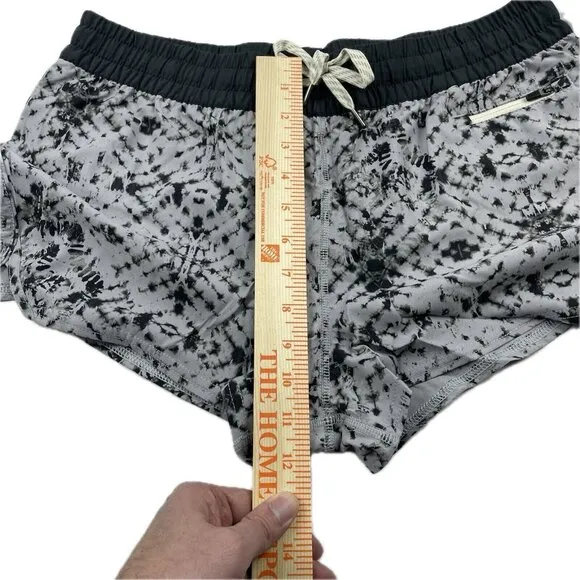 VUORI Clementine Shorts Size Large Gray Shibori. 2.5” Inseam NWT Womens